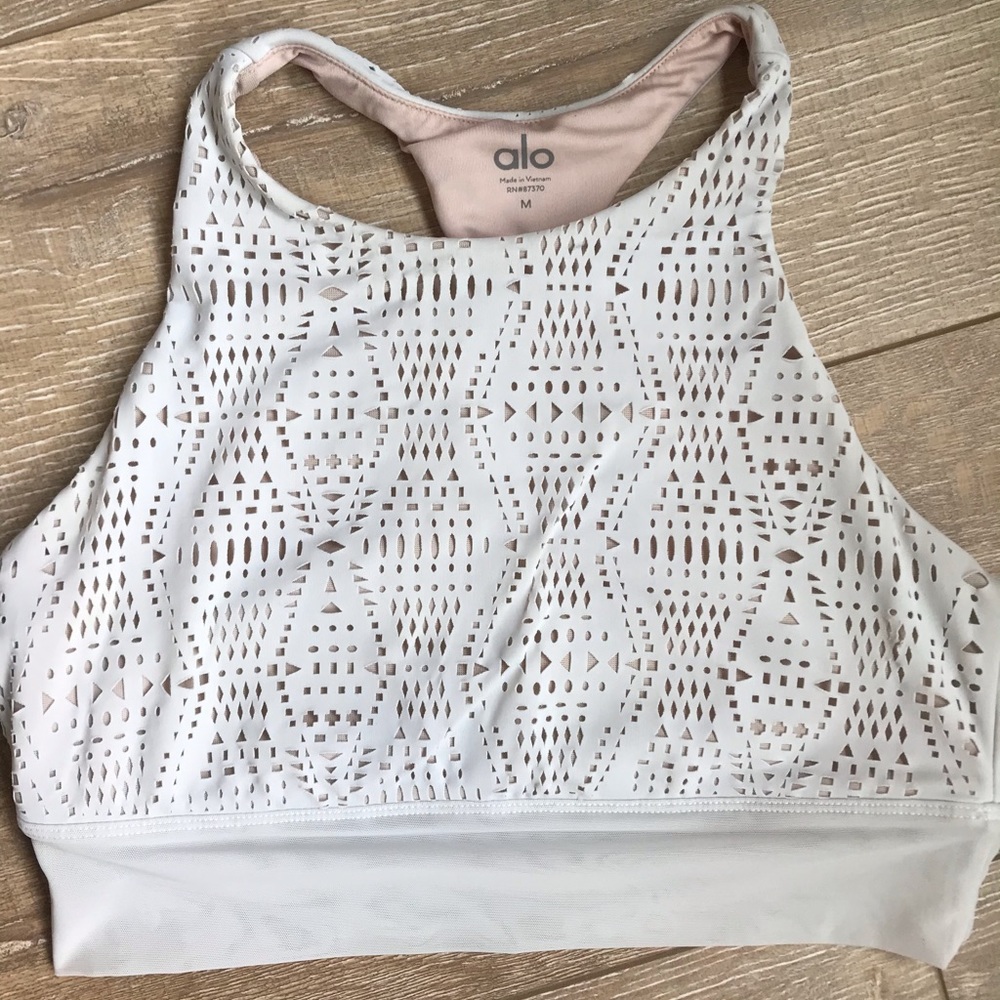 ALO YOGA ILLUMINATE SPORTS BRA. White. EUC